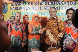 Menteri Desa Kunjungi Stand Pameran HSU