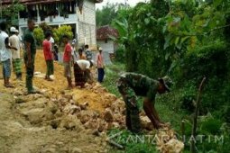 TNI Perbaiki Infrastruktur Jalan Rusak di Pamekasan