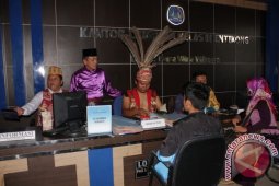 Petugas Imigrasi Entikong Gunakan Pakaian Tradisional