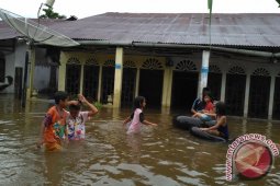 Sebagian korban banjir Aceh Barat masih terkurung