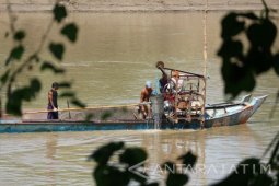 Penambang Pasir Bengawan Solo