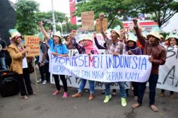 Ratusan Warga Rembang Menolak Pabrik Semen Berhenti Beroperasi