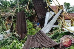 Angin Kencang Rusak Rumah Warga