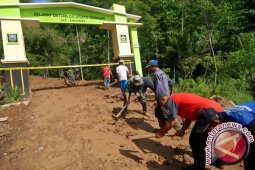 Kendaraan Terjebak Longsoran Tanah di Garut