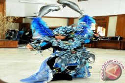 Pertunjukan Kostum Unik Meriahkan Festival Kota Raja