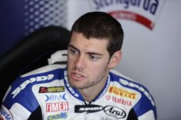Pebalap Britania Cal Crutchlow Menahan Valentino Rossi