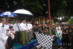 Berangkatkan Peserta Pawai Taaruf