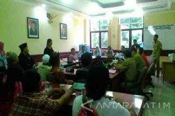 Warga Surabaya Protes Aktivitas Pabrik Merak Jaya