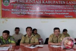 Aparatur Desa di Landak Dilatih Kelola Perpustakaan