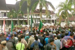Ratusan buruh datangi kantor bupati Tanjabbar