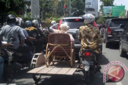 Penumpang Becak Terbuka
