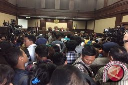 Pendukung Mirna dan Jessica saling teriak, polisi turun tangan