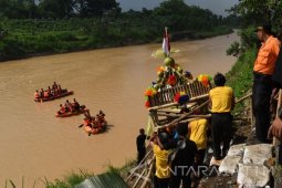 Larung Sesaji di Sungai Madiun