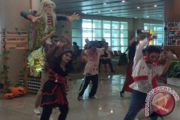 Bandara Ngurah Rai Hadirkan "Halloween" Hibur Penumpang
