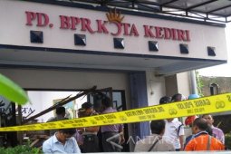 Atap BPR Kediri Ambruk Lukai Dua Pegawai