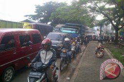 Jalan Nasional Bandung-Garut Macet Akibat Banjir