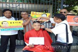 Pendukung Dahlan Iskan di Surabaya Aksi Potong Gundul