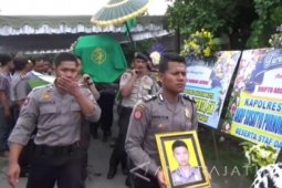 Jenazah Polisi Madiun Tembak Diri Dimakamkan