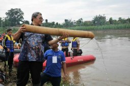 12.000 Orang  Gotong Royong Bersihkan Citarum