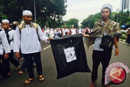 Jamaah Daarut Tauhiid bersihkan sampah demonstran