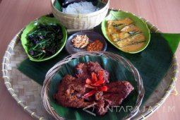 Uniknya Ayam Panggang Bu Lien