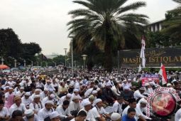  Menag Lukman jumatan bersama demonstran 4 Novemebr