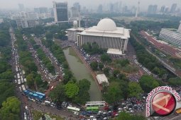 Iringan Massa Unjuk Rasa Lewati Balai Kota