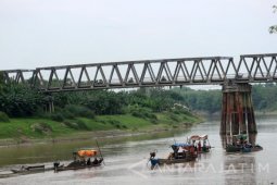 Penambang Pasir Dekat Jembatan