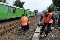 Daop 8 Surabaya Bersih-bersih Lintasan Rel