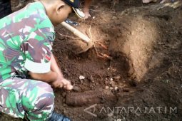 Aparat Kodim Ponorogo Bongkar Bom Aktif Peninggalan Belanda