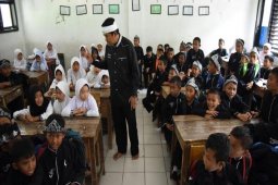 Pemkab Membagikan Daging Untuk Tingkatkan Gizi Pelajar