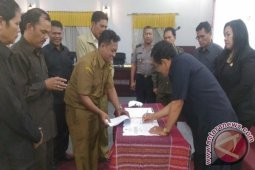 DPRD Samosir Sahkan Ranperda P-APBD Tahun 2016