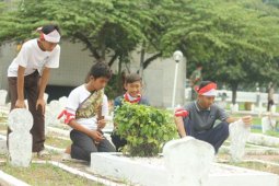 Siswa ICM Bersihkan Makam Pahlawan dan Rumah Pejuang