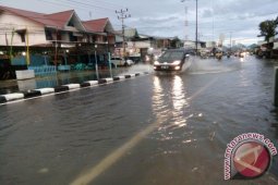 Tagana Singkawang Evakuasi Korban Banjir
