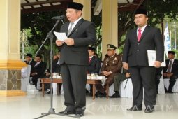 Bupati Sidoarjo Serahkan Penghargaan Satyalencana Tiga PNS
