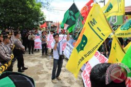 Hari Pahlawan Diwarnai Dengan Demonstrasi