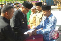 Hari Pahlawan Diwarnai Dengan Penyerahan  Piagam