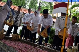 Djarot Ziarah Makam Gus Dur