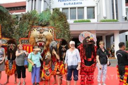 Ratusan Turis Kapal Pesiar MS Volendam Kunjungi Surabaya