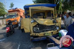 Truk Buruh Masuk Jurang 11 Luka-Luka