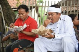 Dedi Mulyadi Makan Nasi Bareng Pengungsi Banjir