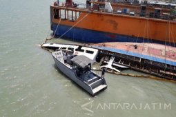 Satgas EFQR-V Bantu Evakuasi KM Tradisi-8