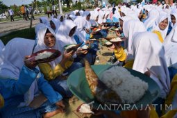 Rekor Muri Makan Ikan Serentak