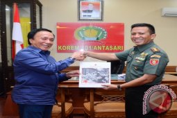Ketua PMI Serahkan Buku 70 Tahun PMI