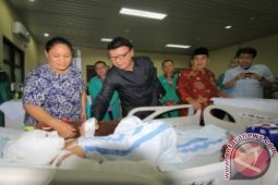 Mendagri Kunjungi Korban Bom Gereja Oikumene