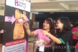 Mahasiswa-UKWMS Kenalkan Ciri-ciri Kanker Payudara Lewat Manekin