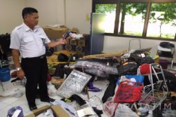 Petugas Bandara Juanda Bongkar Barang Penumpang Tertinggal