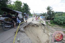 Jalan Ambles Akses Pertanian Pulubala Gorontalo Terganggu