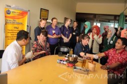 Mahasiswa UM-Surabaya Kenalkan Relaksasi Menggunakan Langgam Jawa
