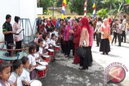 Ibu Negara Iriana Jokowi Disambut Drum Band PAUD